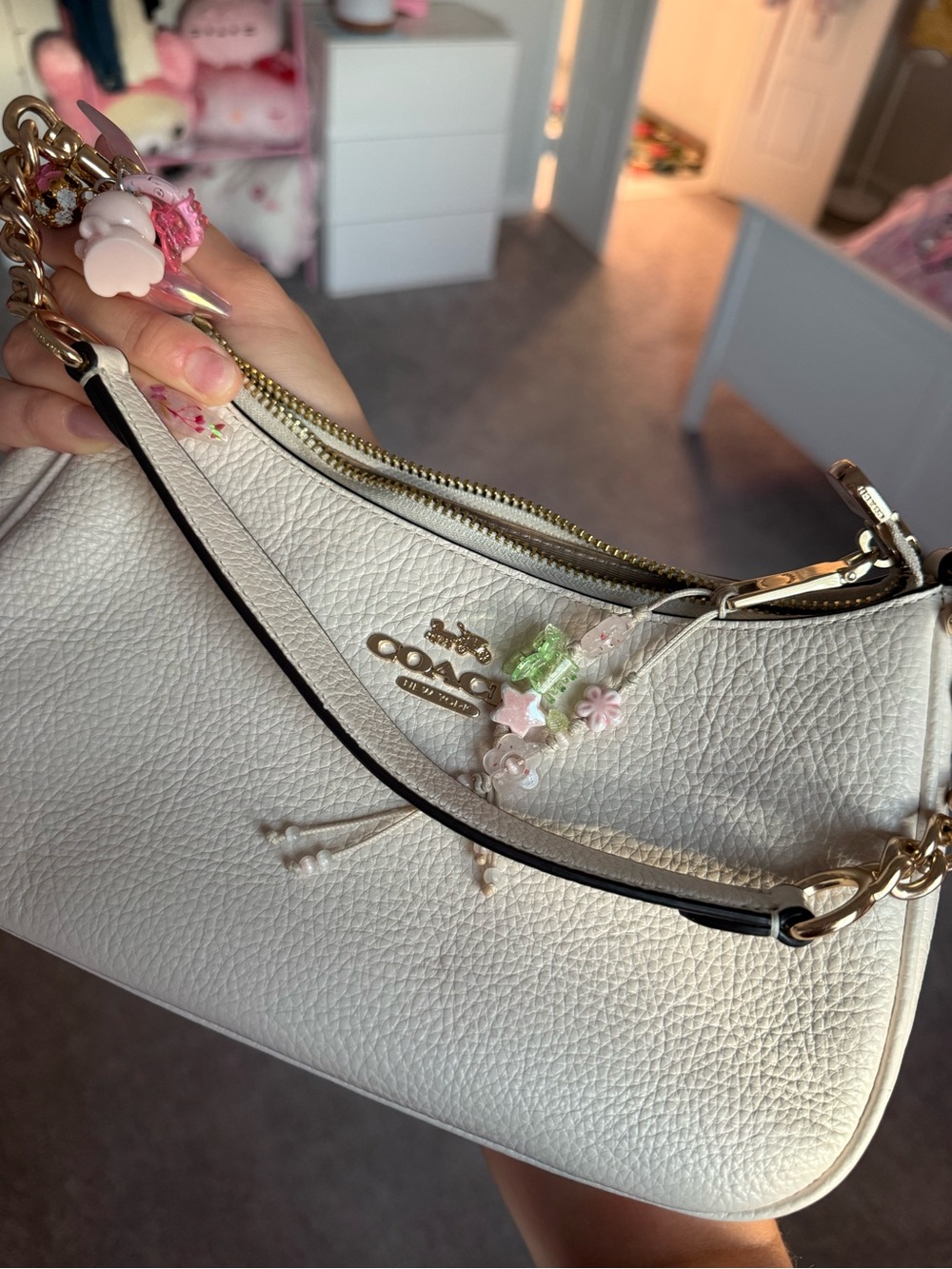 Coach Cream Pebbled Leather Shoulder Bag with Gold Chain - Picture 3 of 3